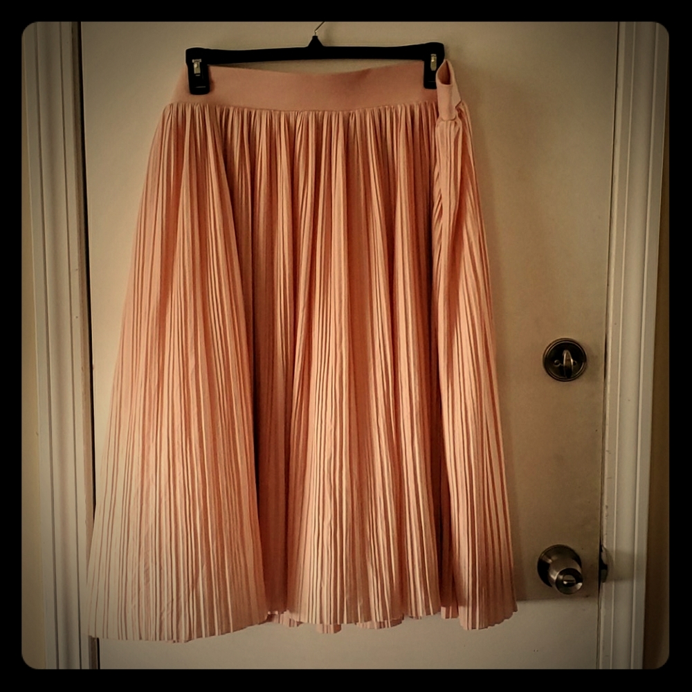 Stylish and feminine! Pleated midi skirt